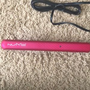 NuMe Straightener